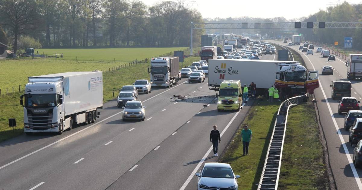 Ravage op A1 bij Holten na kop-staartbotsing tussen twee vrachtwagens.