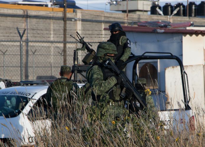 Leden van de Nationale Garde van Mexico bewaken de gevangenis in Cieneguillas na de onlusten waarbij 16 gevangenen omkwamen.