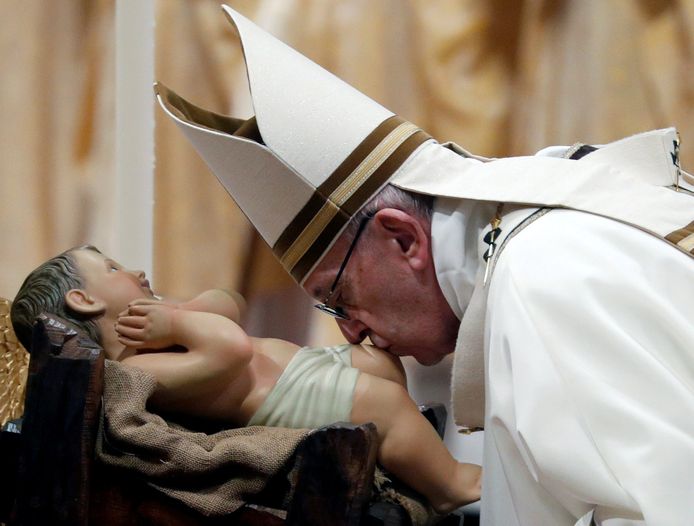 Paus Franciscus kust het beeld van het kindje Jezus bij aanvang van de kerstnachtmis in de Sint-Pieter in Rome.