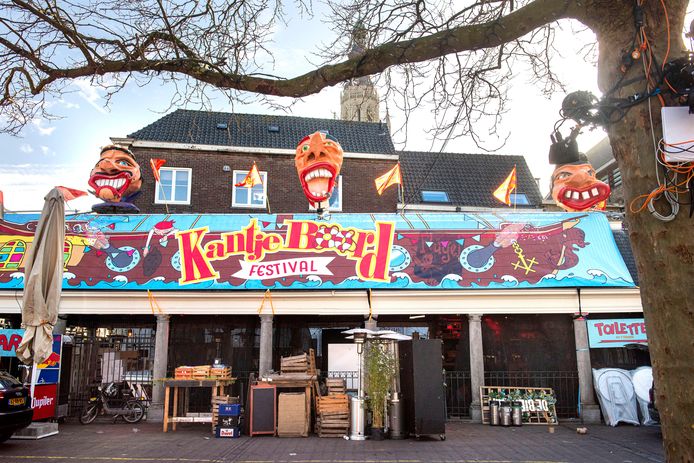Aan De Haven zorgt in en rond de voormalige vishal het Kantje Boord Festival voor carnavaleske ambiance.