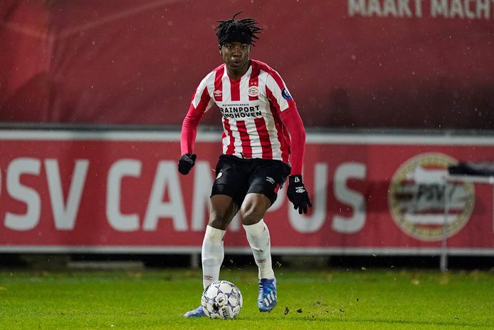 Noni Madueke namens Jong PSV aan de bal tegen De Graafschap.