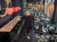 Margo Luurssen-Verbeek baat na de twee 'Buurvrouw Bistro's' aan het Plein nu ook de voormalige, monumentale zuilengalerij aan het Korenbeursplein uit. Restaurant Miss Xantippe is vorige week geopend, als opvolger van Tiga; in een wat grijzer verleden restaurant Aandacht.