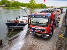 Schip op de IJssel dreigt vol water te lopen: brandweer komt pompen