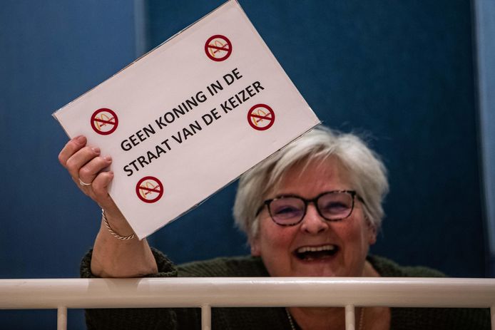 Protest in de raadszaal tegen de komst van een McDonald’s van franchisenemer Henk Koning in de Deventer binnenstad.