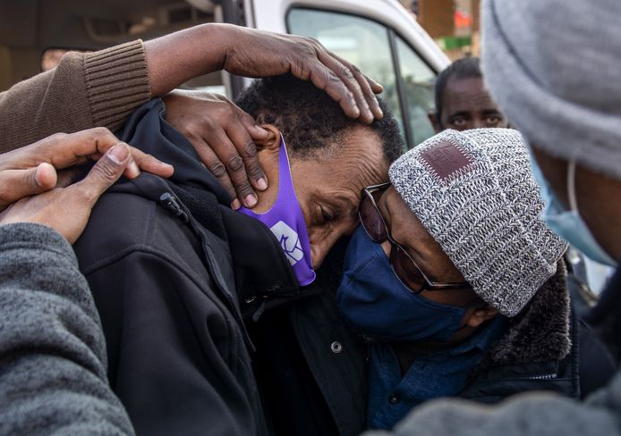 Vader Bayle Gelle (links) wordt getroost tijdens een demonstratie zondag.