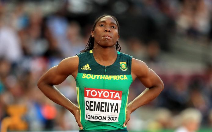 De Zuid-Afrikaanse loopster Caster Semenya, die zich biologisch tussen twee geslachten bevindt.