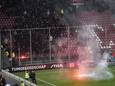Ook in stadion Galgenwaard van FC Utrecht gooiden supporters van Vitesse vuurwerk op het veld.