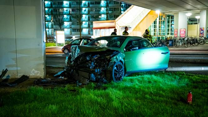 Frontale botsing veroorzaakt ravage op Capelse Slotlaan