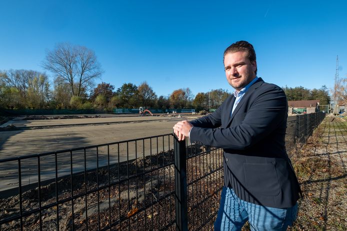 Tim Peeters aan de toekomstige padelvelden  van Sportclub De Klinkaert