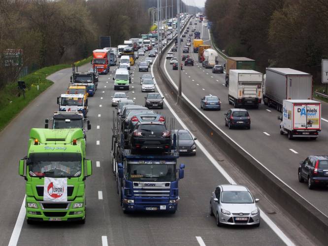 Uur file op E40 richting Brussel door defecte vrachtwagen ter hoogte van Affligem
