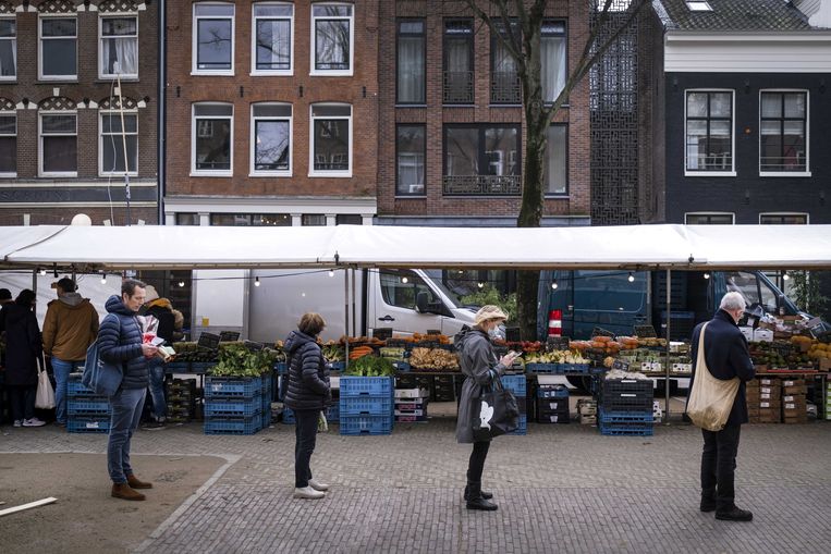 Tijdens de lockdown, die vorig jaar begon, was winkelbezoek alleen mogelijk op anderhalve afstand van elkaar. Beeld EPA
