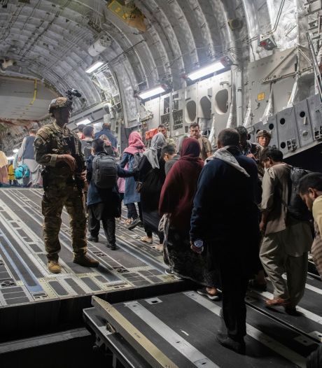 Nieuwe evacuaties: 176 Afghanen komen aan op Vliegbasis Eindhoven