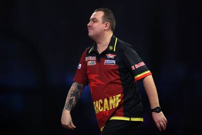 “Dit is de vloek van Kim Huybrechts”: ontgoocheling troef bij ‘The Hurricane’ na verlies in thriller, ook Van Gerwen sneuvelt op World Matchplay Darts