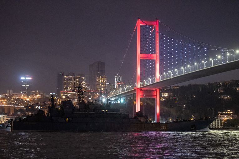 Een Russisch landingsvaartuig, dat troepen aan land kan brengen, voer vorige maand door de Bosporus, op weg naar de Zwarte Zee. Turkije heeft dit soort doorvaart nu aan banden gelegd. Beeld Getty Images