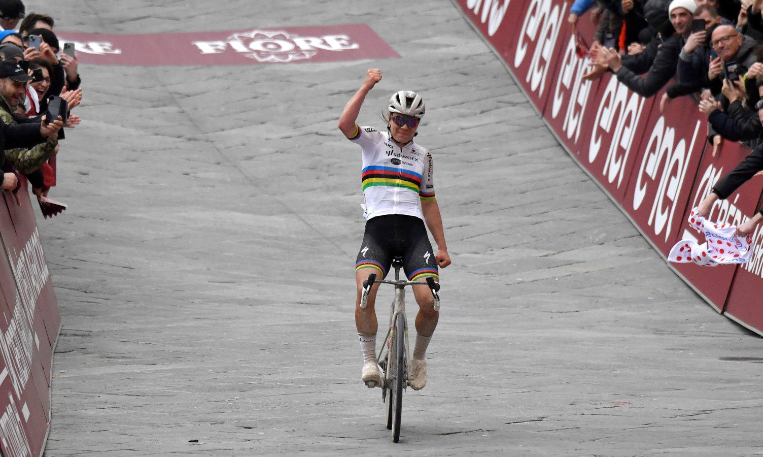 Lotte Kopecky volgt ploeggenote Demi Vollering op in Strade Bianche