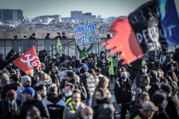 Demonstranten komen samen op het Trocadéro-plein in Parijs.