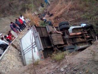 Vrachtwagen met migranten slaat om in Mexico: 25 doden, 29 gewonden