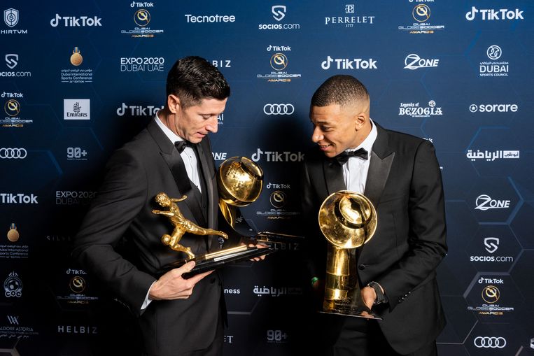 Robert Lewandowski en Kylian Mbappé waren in Dubai voor de Globe Soccer Awards, uitgereikt door de Europese clubs en makelaars. Beeld AFP