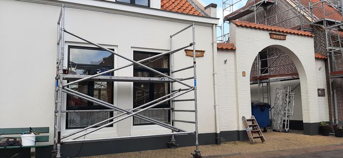 De entree van het seniorencomplex In de Veste Willemstad krijgt een opknapbeurt, achter de steiger de Buurtkamer waar bewoners én niet-bewoners elkaar kunnen treffen.