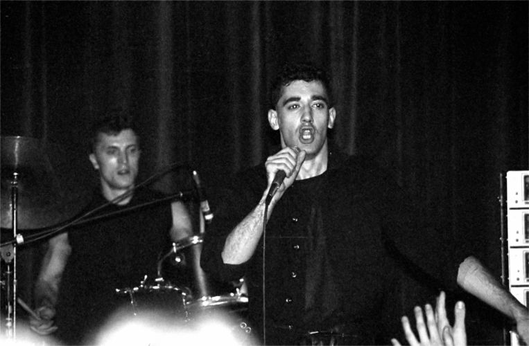Gabi Delgado, rechts, tijdens een DAF-optreden in 1981. Beeld Wikimedia Commons