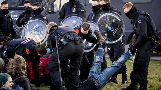 Ruim honderd klimaatactivisten opgepakt op Eindhoven Airport