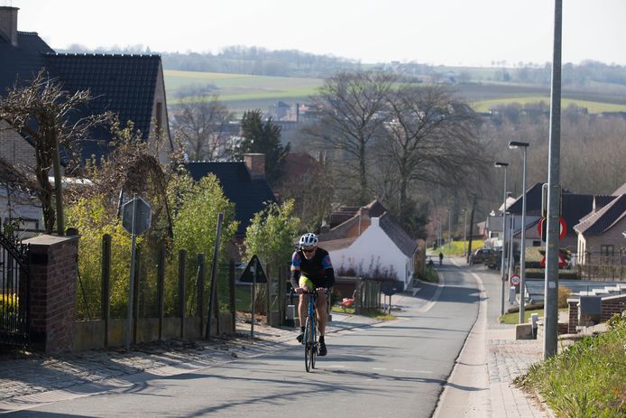 Illustration. Un cycliste gravit le Berendries à Brakel.