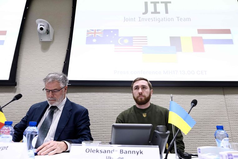 Onderzoekers van het Joint Investigation Team (JIT) tijdens hun persconferentie van woensdag in Den Haag.  Beeld AFP