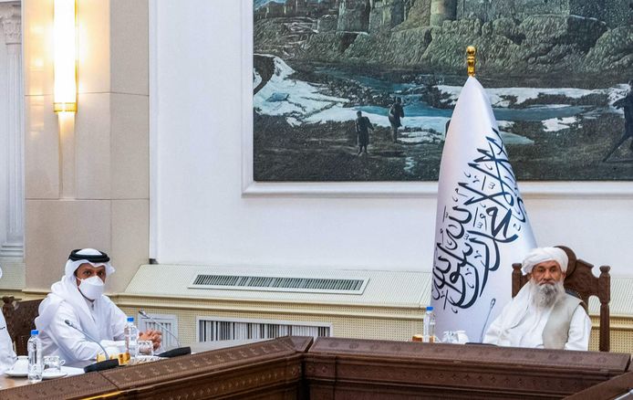 De premier van de Afghaanse talibanregering, Mohammed Hassan Akhund, (rechts) in gesprek met de minister van Buitenlandse Zaken van Qatar, sjeik Mohammed bin Abdulrahman Al-Thani. (archiefbeeld)
