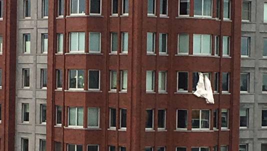 Bij een flat aan de Binnenrotte in Rotterdam blijken de ramen niet bestand tegen de wind.