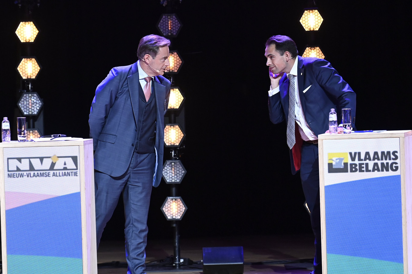 Bart De Wever et Tom Van Grieken lors d'un débat sur la télévision flamande.