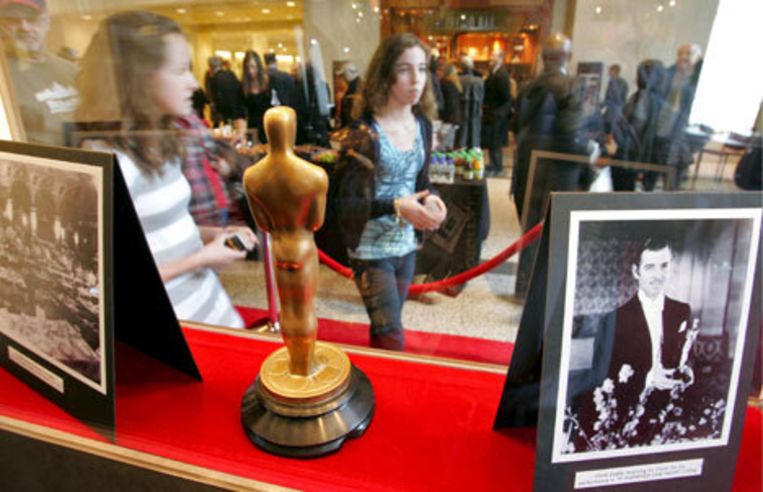 De enige Oscar die acteur Clark Gable ontving op de tentoonstelling 'Meet the Oscars' in Chicago. Foto EPA/Kamil Krzaczynski Beeld 