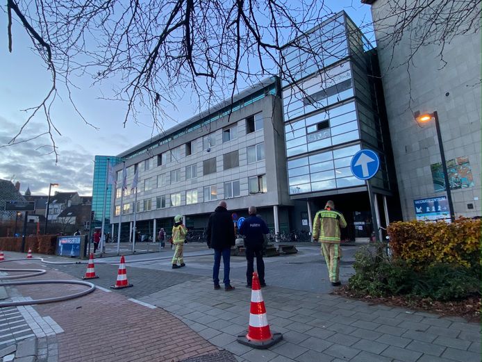 MECHELEN - De brandweer moest uitrukken naar het opvangcentrum voor asielzoekers in Mechelen. De brand brak uit in de ontspanningsruimte.