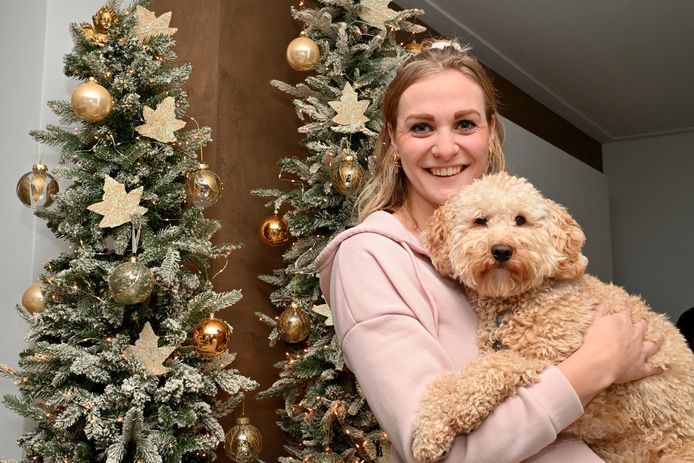 Lynn Blenckers met hond Kimi bij de kerstboom, thuis in Vierlingsbeek.