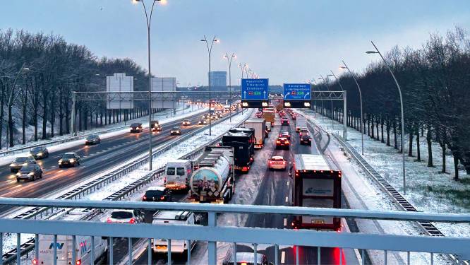Rijkswaterstaat: drukste ochtendspits sinds 2019, eerste sneeuwschuivers van deze winter ingezet