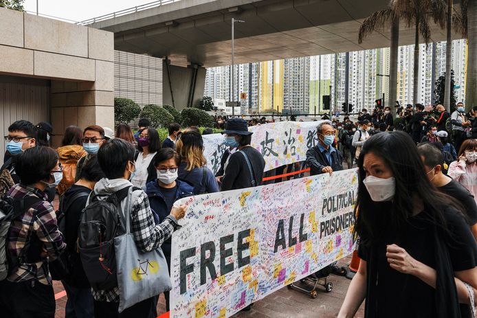 Aanhangers van de pro-democratie-activisten houden een banner op met de eis om alle politieke gevangenen vrij te laten in Hongkong.