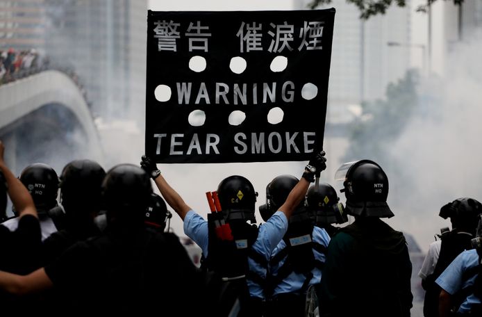 De oproerpolitie waarschuwt de betogers zelf dat er traangas wordt afgevuurd.