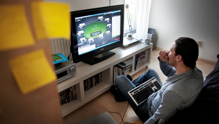 Een jongen speelt thuis een spelletje poker op internet. Beeld An-Sofie Kesteleyn