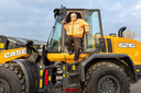 Trots stapt Bozan uit de shovel die hij met gemak over het terrein beweegt.