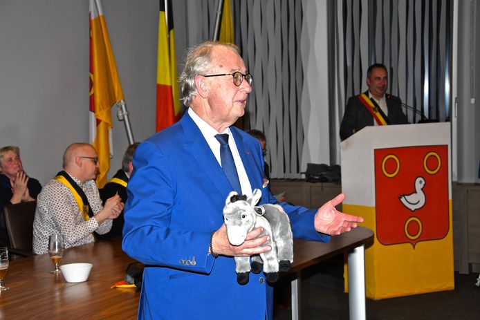 Tien jaar jumelage Kuurne Marcq en Baroeul - Burgemeester Bernard Gerard kreeg symbolisch een pluchen ezel maar hij krijgt ook een echte.