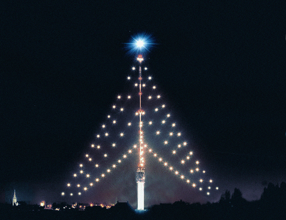 Megakerstboom in zendmast van Lopik weer onzeker Foto AD.nl