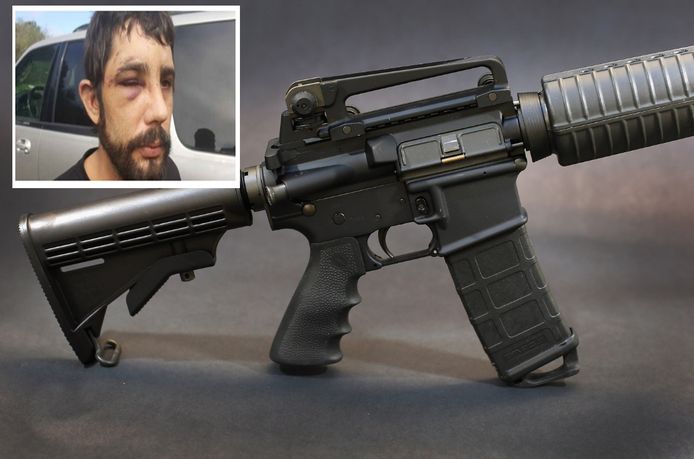 Een halfautomatisch AR-15-aanvalsgeweer. Inzet: De inbrekers sloegen bewoner Jeremy King met een pistool.