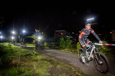 Mountainbiken in het donker door de bossen tijdens Nightbike
