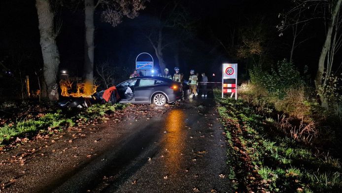 Op de Broekheenseweg in Glanerbrug is vrijdagavond een auto frontaal op een boom gebotst.
