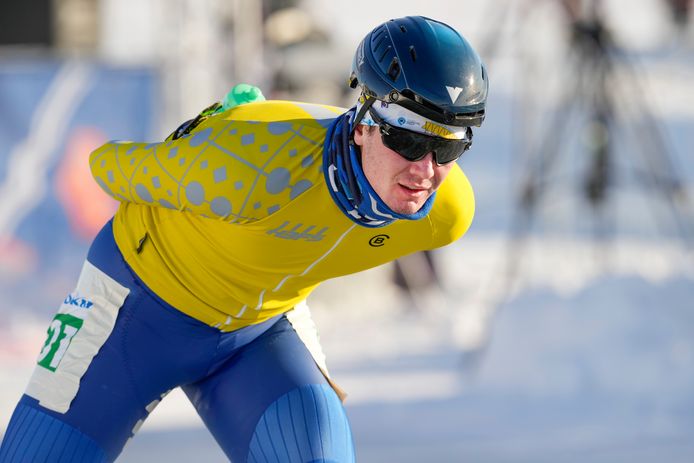 De Russische langebaanschaatser Danilla Semerikov in actie als marathonrijder tijdens het ONK in het Zweedse Luleå.