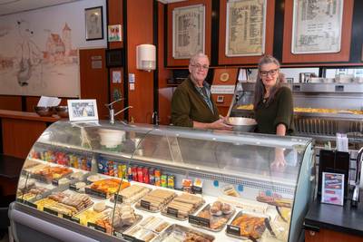 Cafetaria 't Wolfke te koop: 'Anders liggen we hier straks dood achter de vitrine’
