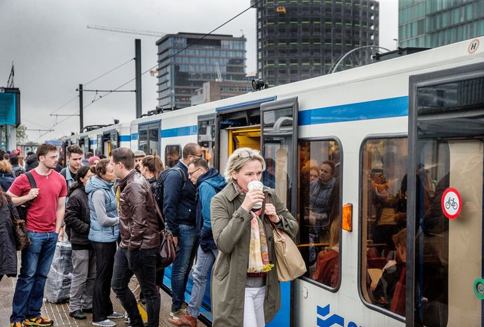 Drukte bij de metro's van het hoofdstedelijke GVB op station Amsterdam Zuid.