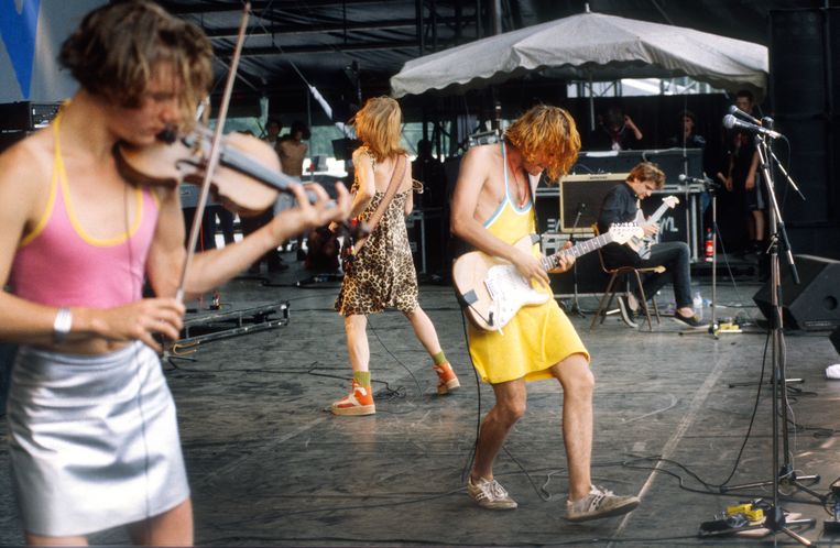 dEUS op Torhout-Werchter, 1995. Tom Barman, Stef Kamil Carlens en Klaas Janzoons traden op in vrouwenjurken. Beeld gie Knaeps