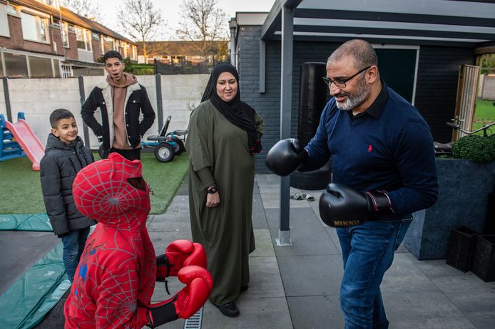 Jamila en Mohammed Yaqini uit Breda hebben zelf drie dochters, maar vangen in hun gezinshuis El Noor ook negen getraumatiseerde kinderen liefdevol op.