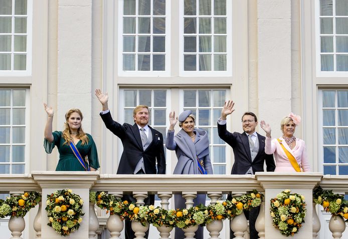 Prinses Amalia, koning Willem-Alexander, koningin Máxima, prins Constantijn en prinses Laurentien (v.l.n.r.) tijdens de balkonscène op Paleis Noordeinde.