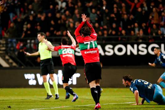 De spelers van NEC schreeuwen om een strafschop nadat Adil Auassar de bal op zijn arm kreeg.